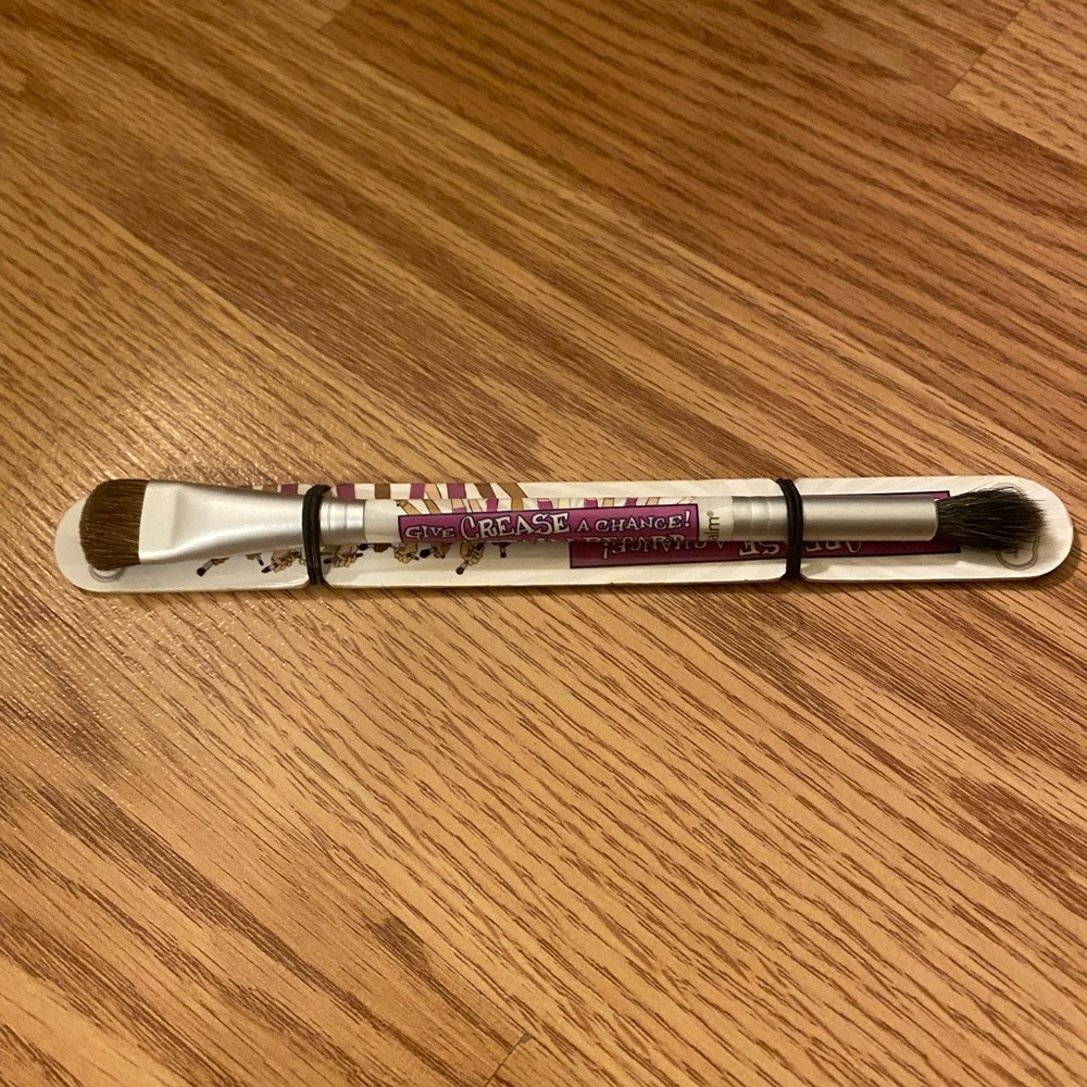 The balm give crease a chance! eye shadow brush.